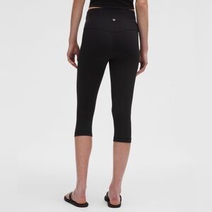 Lululemon Black Women's Cropped Leggings, Size 6